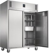 Ein Edelstahlschrank mit zwei Türen, eine offen.