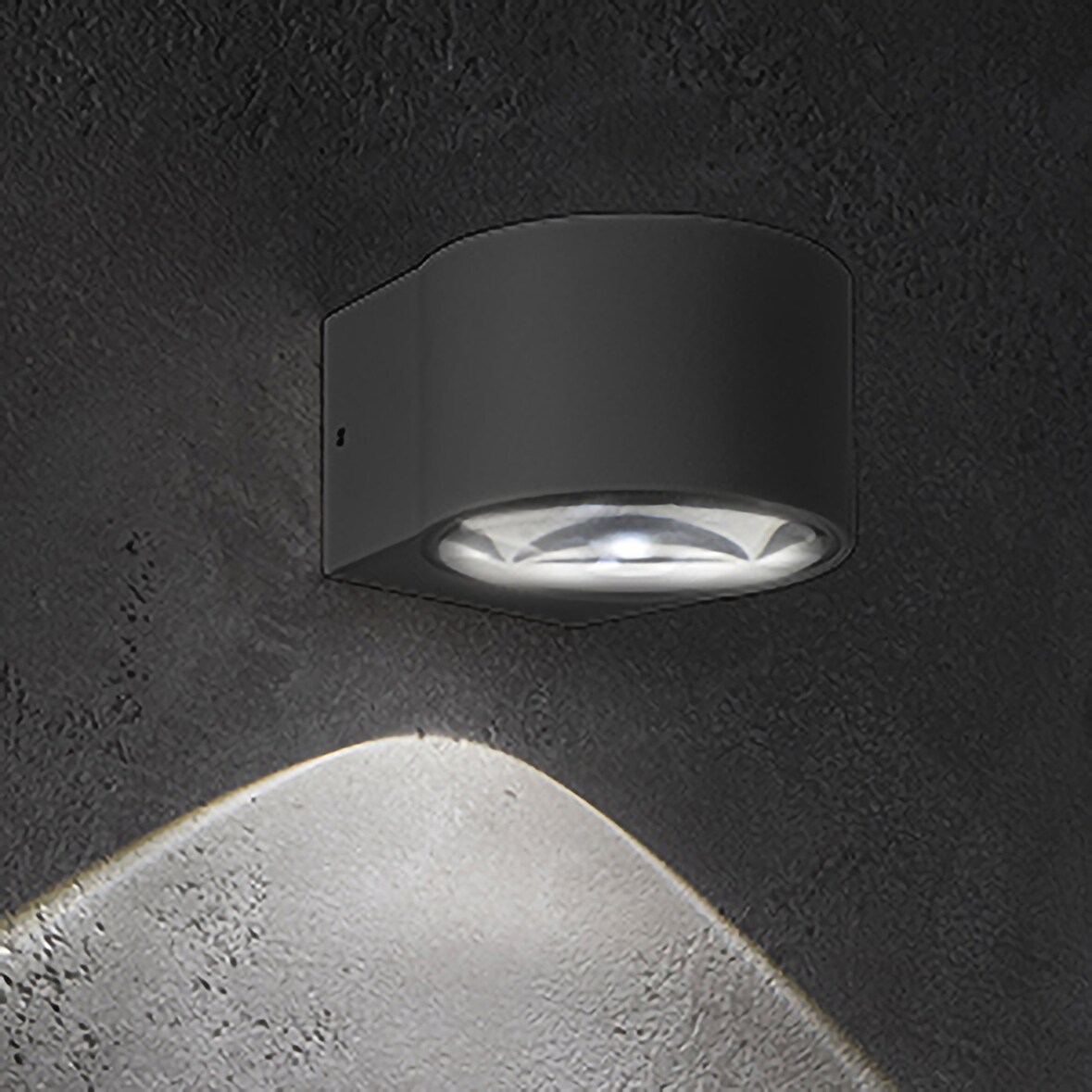 Lámpara de pared LED Lens IP65 para interior y exterior, aluminio fundido a presión, gris oscuro, 6W, 3000K, diseño moderno, compacto y elegante.