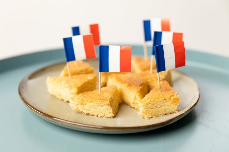 Kuchenstücke mit französischen Flaggen.