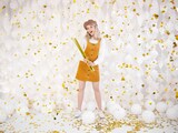 Eine Frau mit Konfetti und Ballons.