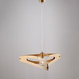 Ein hängendes Holzlampen-Design.