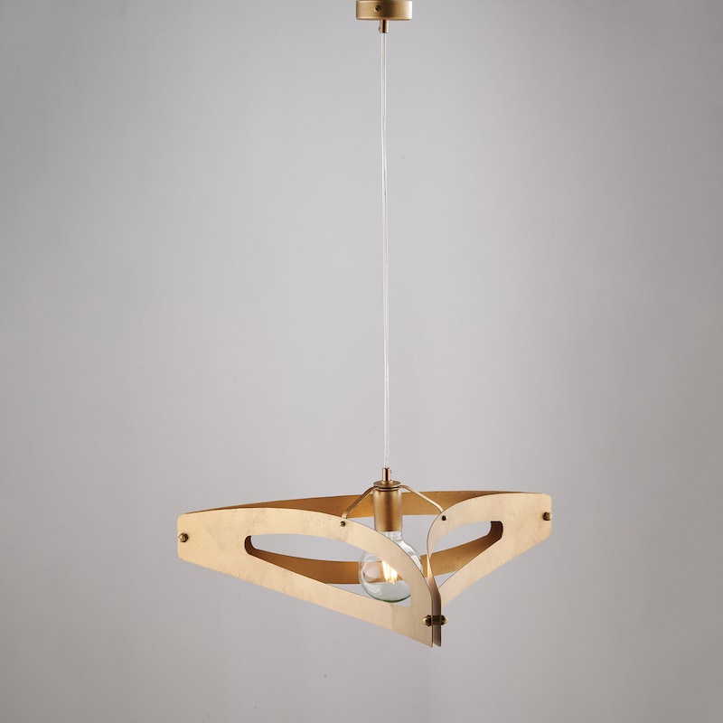 Ein hängendes Holzlampen-Design.
