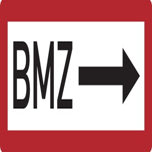 Feuerwehrschild, BMZ (Brandmeldezentrale) mit Pfeil nach rechts - DIN 4066 - 297x105x0.45 mm Aluminium geprägt