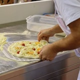 thumbnail of Giemme Spoleto - Pala per pizza forata in alluminio anodizzato - Ø 30 cm - manico color oro con gancetto