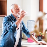 thumbnail of Relaxdays Wasserspender mit Tank & Zapfhahn, Tisch Trinkwasserspender Büro, 4,5 l, Kunststoff, H x D: 47,5 x 17 cm, blau