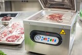 Una macchina sottovuoto con un pezzo di carne.