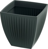 Ein dunkler, quadratischer Blumentopf mit vertikalen Rillen.