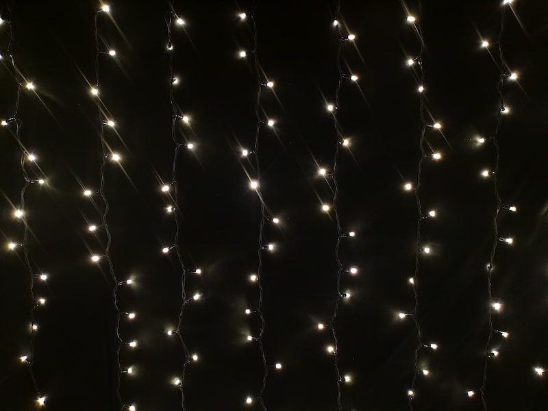 Lichterketten hängen vertikal.