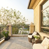 thumbnail of Relaxdays Balkontisch, Schirmloch, Terrazzo Muster, HxD: 71,5 x 60,5 cm, Stahl, klappbar, runder Gartentisch, weiß