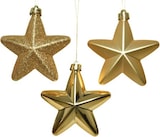 Drei goldene Sternen-Weihnachtsdekorationen.