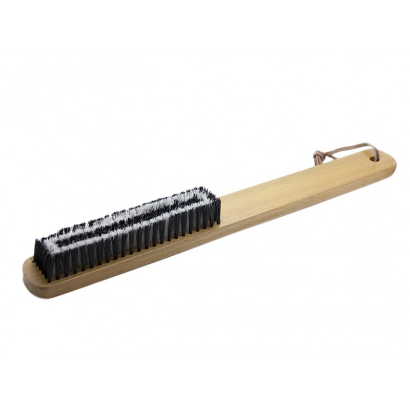 50 unidades. Cepillo de ropa de madera, con asa de cuero de agarre, ideal para eliminar polvo y pelusas, dejando las prendas limpias y cuidadas.