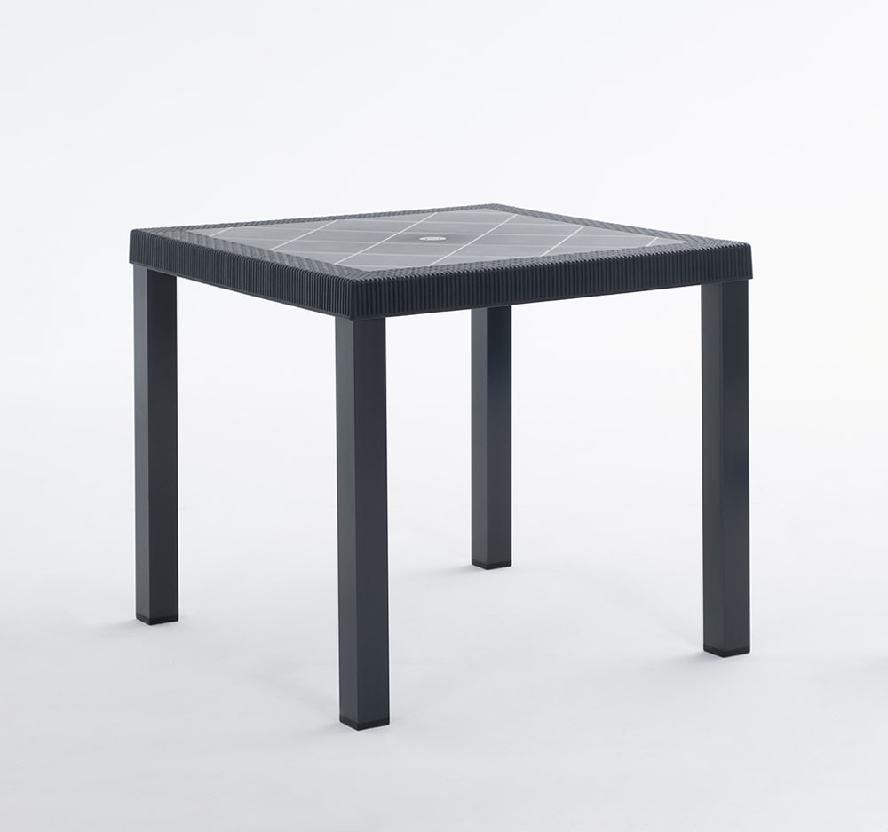 Mesa RAUL 82x82 cm para exterior en aluminio y polipropileno, con patas verticales, borde efecto ratán y orificio para sombrilla – Negro