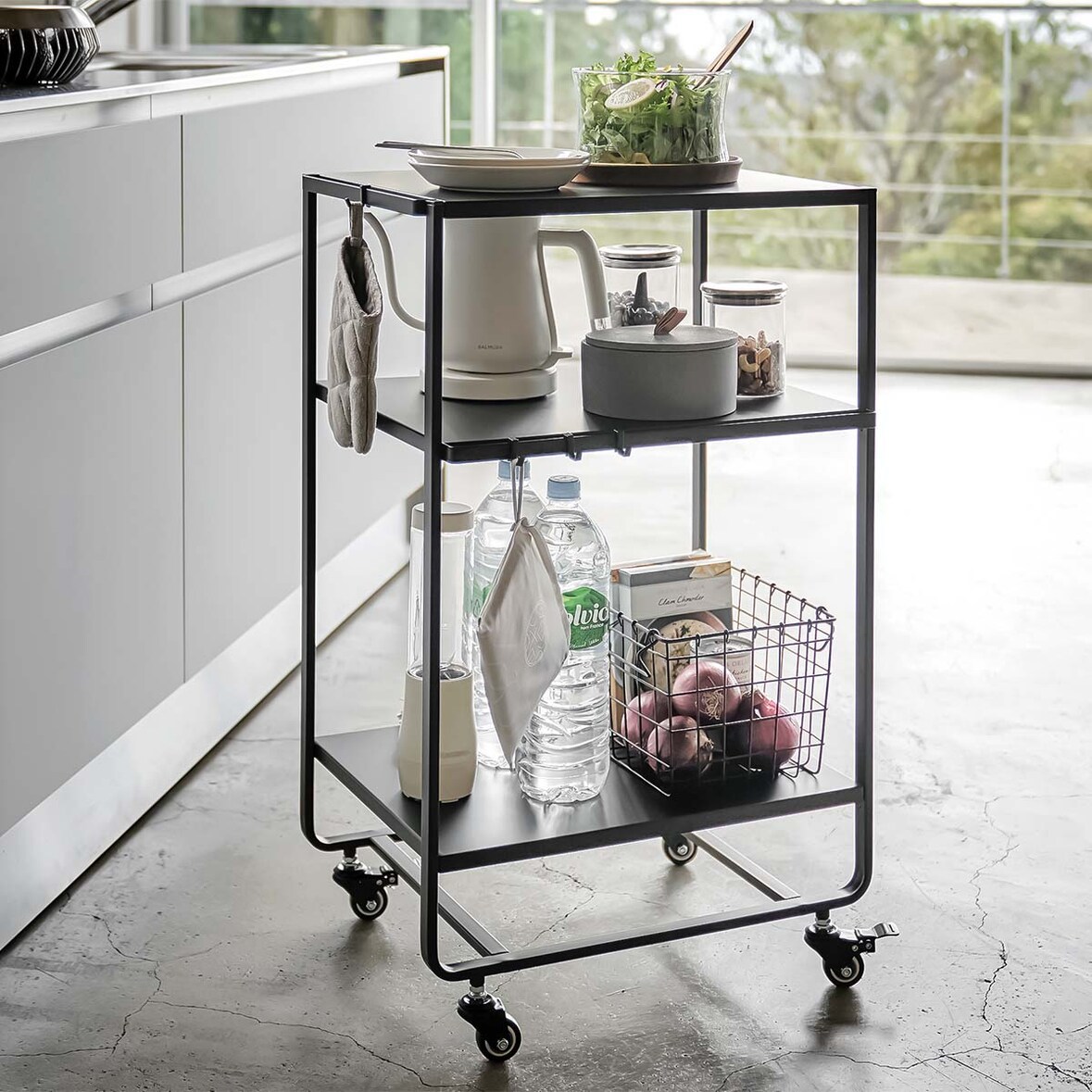 Yamazaki Home Küchenwagen auf Rollen schwarz Metall mit Rollen 3 Ebenen 38x81x49cm Tower 04919