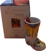 Ein Keramikstiefel mit Weihnachtsmotiv.