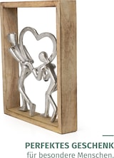 thumbnail of Dekofigur Holding Hearts 34,5 cm aus Mangoholz und Aluminium Skulptur im Holzrahmen mit zwei Personen und Herz Symbol für Liebe und Zusammenhalt