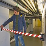 thumbnail of PROREGAL Selbstspannender Wandgurt inkl. Wandhalterung ohne Wandclip | Zum Anschrauben | Gurtmaß LxB 400x5cm | Schwarz, Gurt Rot-Weiß