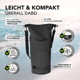 Eine schwarze, wasserdichte Tasche mit 20 Liter Fassungsvermögen.