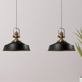 Zwei schwarze Pendelleuchten mit Messingdetails.