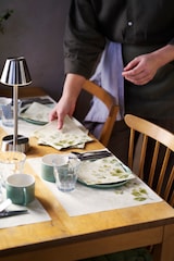 Ein Tisch wird für das Abendessen gedeckt.