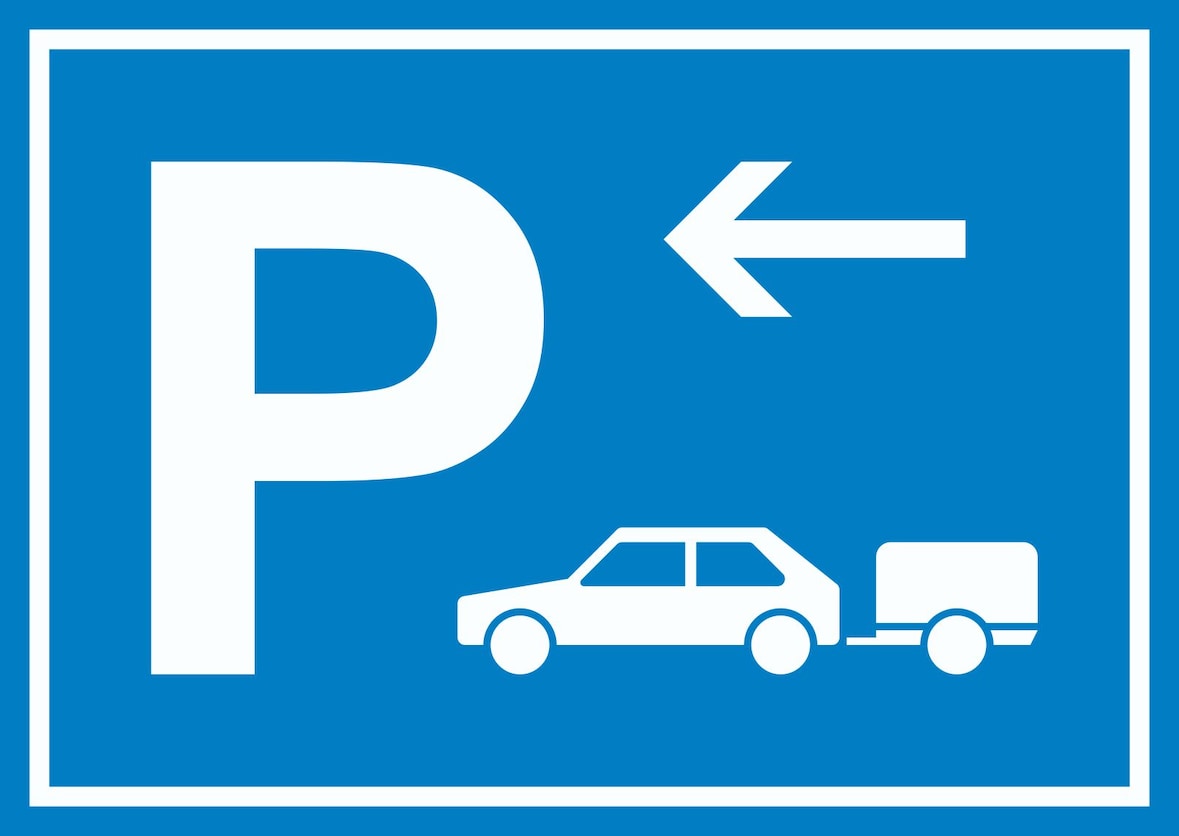 PKW mit Anhänger Parkplatz Schild mit Richtungspfeil links waagerecht A1 (594x841mm)