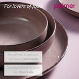 Een stoneware servies in chocoladekleur.