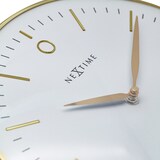 Eine Nahaufnahme einer Uhr mit goldenen Zeigern.