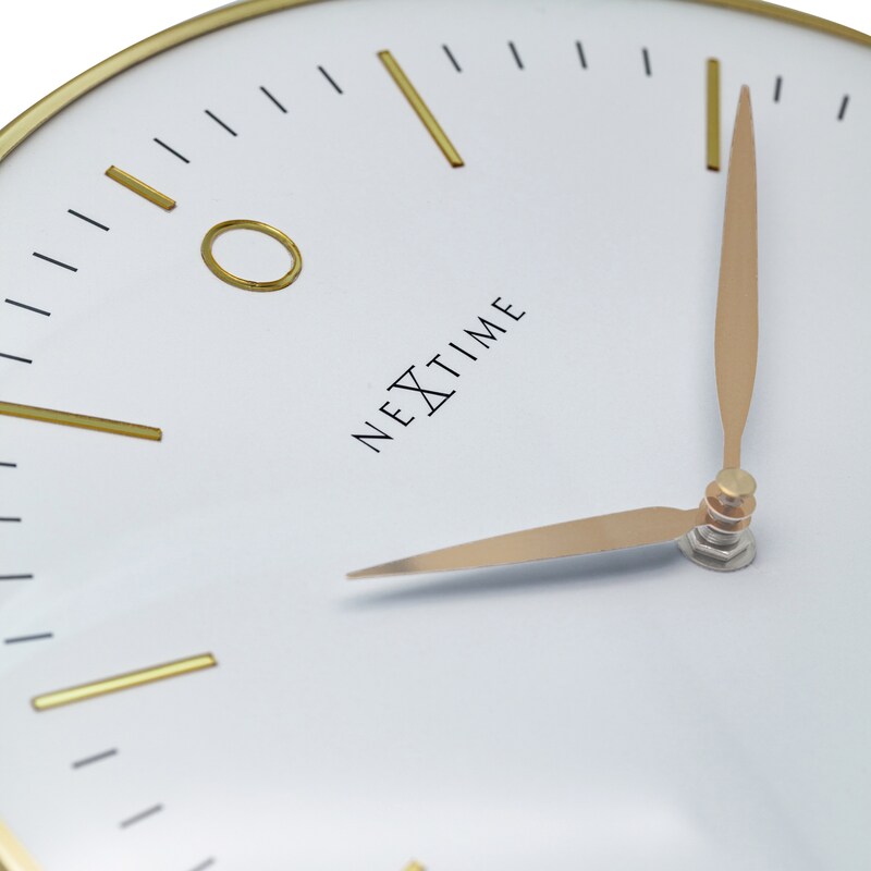 Eine Nahaufnahme einer Uhr mit goldenen Zeigern.