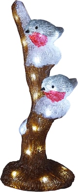 Zwei beleuchtete Vögel auf einem Baumstamm.