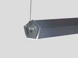 Ein grauer, sechseckiger Pendelleuchter mit Kabel.