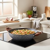 thumbnail of Mamù inductie wok met twee handgrepen, Ø 32 cm, antiaanbaklaag en krasbestendig, met hoge wanddikte, extra duurzaam.