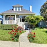 thumbnail of Relaxdays Rosenbogen Blatt, HxBxT:226x144x36,5cm, Rankhilfe & Torbogen für Kletterrosen, Eisen, 6 Heringe, schwarz