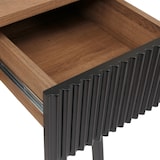 Un mobiletto con cassetto aperto e venature del legno.