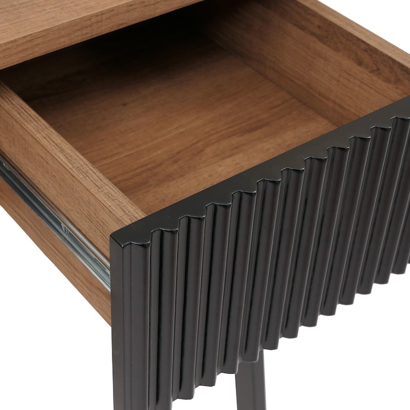 Un mobiletto con cassetto aperto e venature del legno.