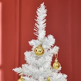 Ein weißer Weihnachtsbaum mit goldenen Kugeln.