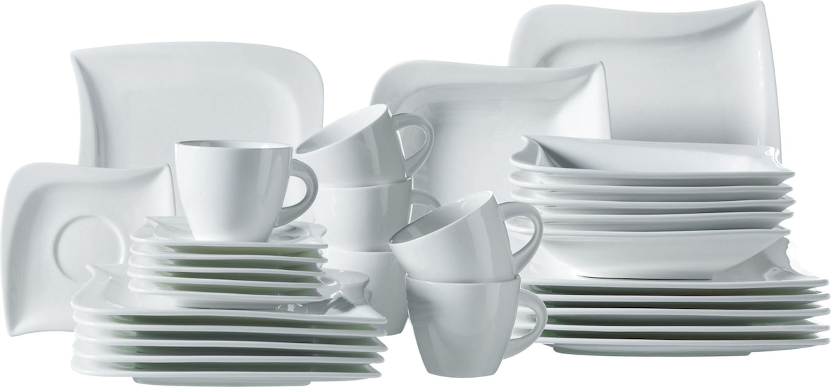 Een set witte keramische schalen.