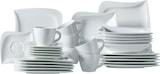 Een set witte keramische schalen.