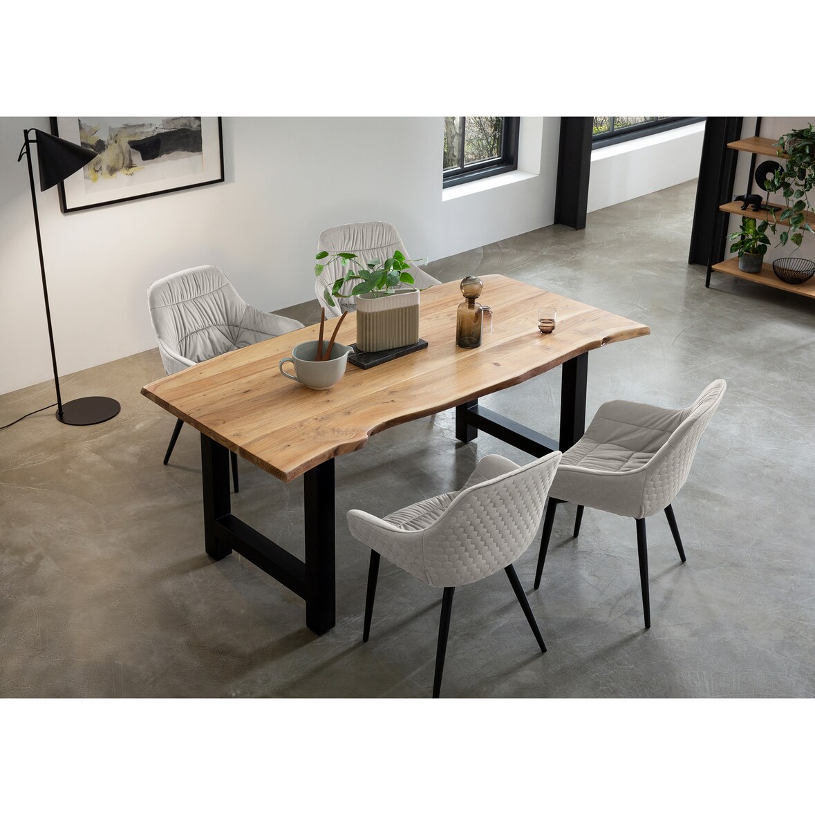 SalesFever Tischgruppe 160 x 85 cm | 5-tlg. | 35 mm Platte Akazie natur | H-Gestell Metall schwarz | 4 Stühle aus Samt | creme – schwarz