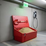 thumbnail of Bac à sable incendie/ à sel de déneigement 100l + grenouillères + pelle - ROUGE