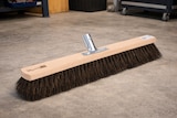 thumbnail of Echt Arengabesen Kehrbesen 60cm Breit Naturfaser-Borsten nass- und öl-beständig mit Metallhalter für Stiele Straßenbesen Gartenbesen Werkstattbesen