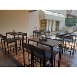 thumbnail of Set Table de bar et 2 tabourets modèle LIGNANO coloeur NOIR, pour l'intérieur ou l'extérieur sous pergola, par Yelloo