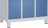 Ein weißer Schrank mit blauen Türen.