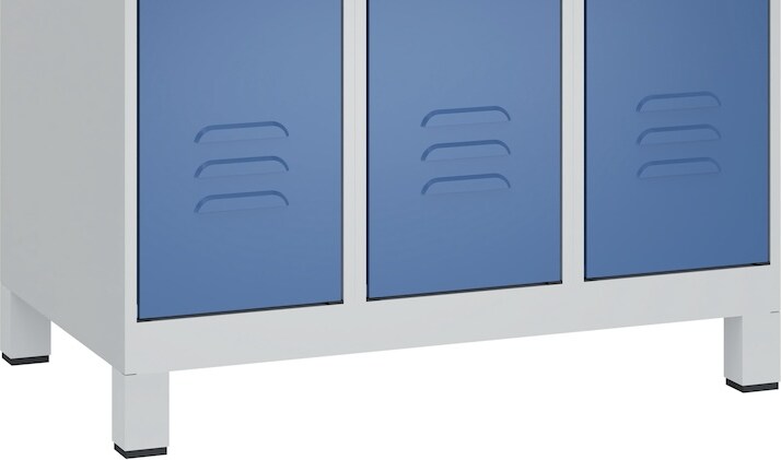 Ein weißer Schrank mit blauen Türen.