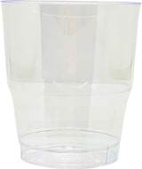 Um copo plástico transparente e vazio.