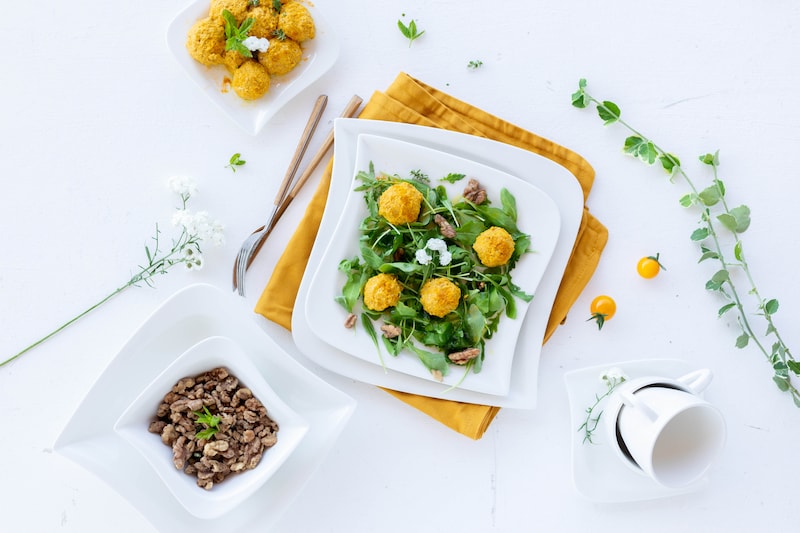 Een salade met balletjes en bijgerechten.