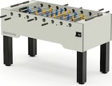 Ein weißer Kickertisch mit schwarzen Beinen.