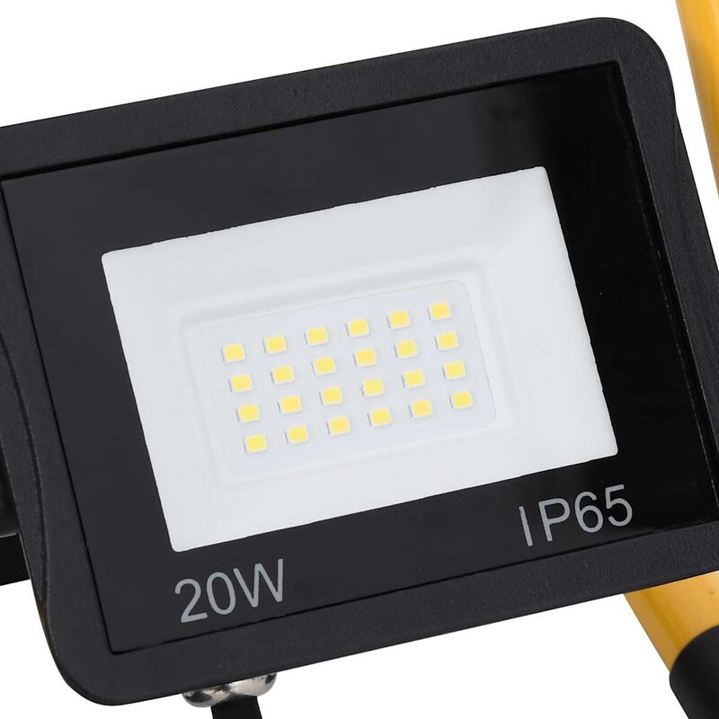 Ein schwarzer LED-Strahler mit Halterung.