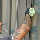 thumbnail of Kit complet pour nettoyage de vitres ERGOTEC 6 en 1 - Mouilleur, raclette, seau, bidon, grattoir et chiffon - UNGER