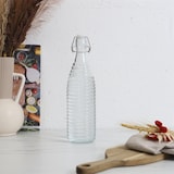 thumbnail of Bottiglia in vetro con tappo a vite da 1 litro – Bottiglia d'acqua con motivo a coste – Trasparente