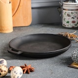 thumbnail of Gusseiserne Servierpfanne auf Holzbrett – ø 18 x 2,5 cm – Grillpfanne – Gusseisen – Grillen – Geschenk – PFAS-frei – Schwarz