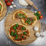 thumbnail of Pizzabrett Friends XXL / Pizza Teller / Eichenholz / ⌀47cm / Pizza Blech Rund mit Praktischer Auffangrinne / Auch zum Frühstück, Mittag- & Abendessen